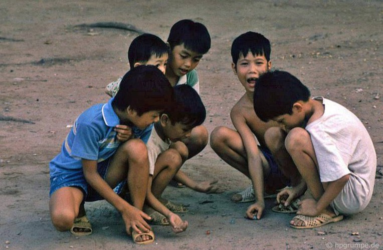 peaceful moments captured in scenes from 1990s hanoi hinh 6