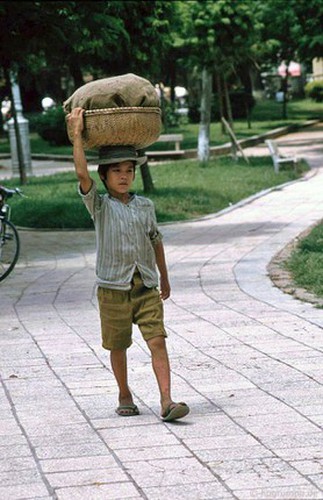 peaceful moments captured in scenes from 1990s hanoi hinh 7