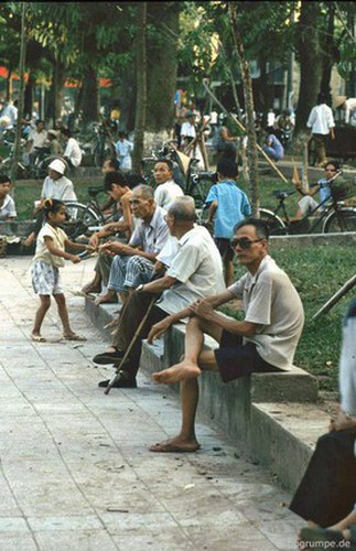 peaceful moments captured in scenes from 1990s hanoi hinh 8