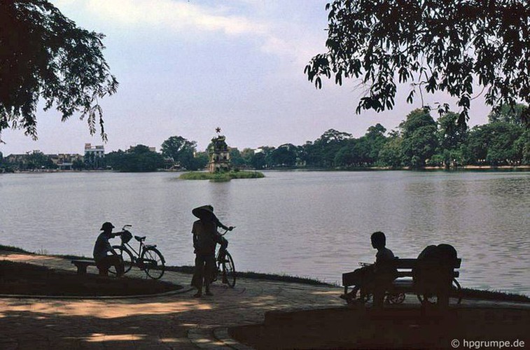 peaceful moments captured in scenes from 1990s hanoi hinh 9