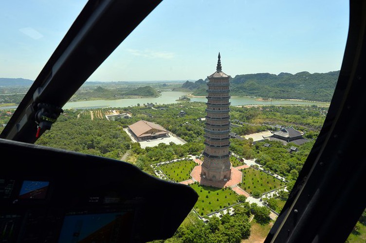 discovering trang an landscape complex by helicopter hinh 4