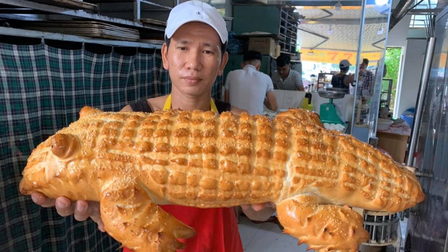 Giant Crocodile Shaped Bread Excites Local Diners