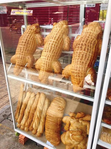 giant crocodile-shaped bread excites local diners hinh 2