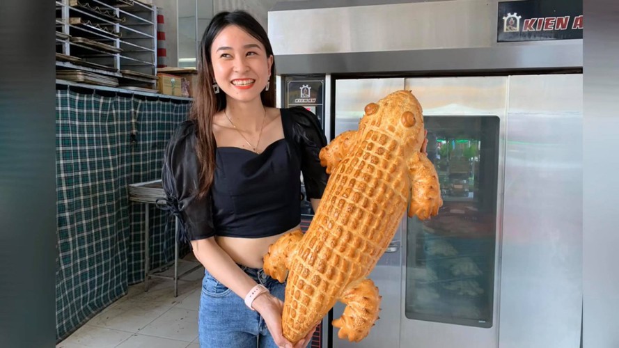 giant crocodile-shaped bread excites local diners hinh 3