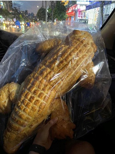 giant crocodile-shaped bread excites local diners hinh 4