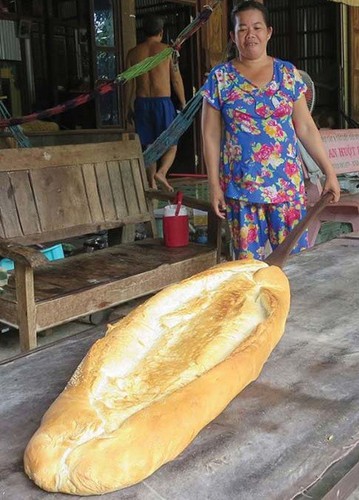 giant crocodile-shaped bread excites local diners hinh 6