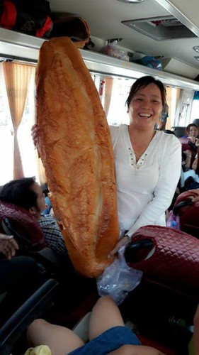 giant crocodile-shaped bread excites local diners hinh 7