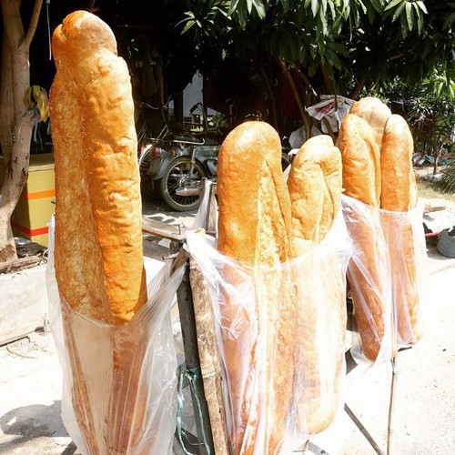 giant crocodile-shaped bread excites local diners hinh 8