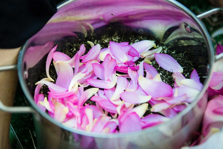 how hanoi’s lotus-scented tea is made hinh 10