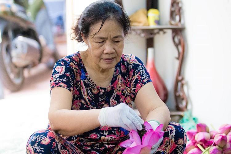 how hanoi’s lotus-scented tea is made hinh 12