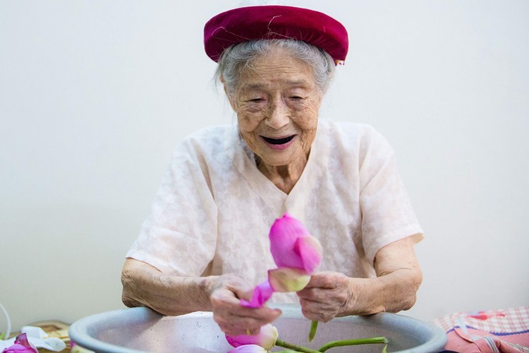 how hanoi’s lotus-scented tea is made hinh 1