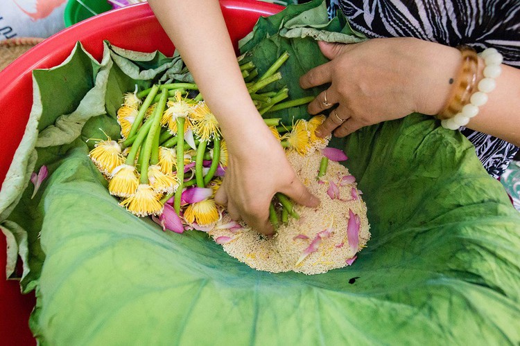 how hanoi’s lotus-scented tea is made hinh 6