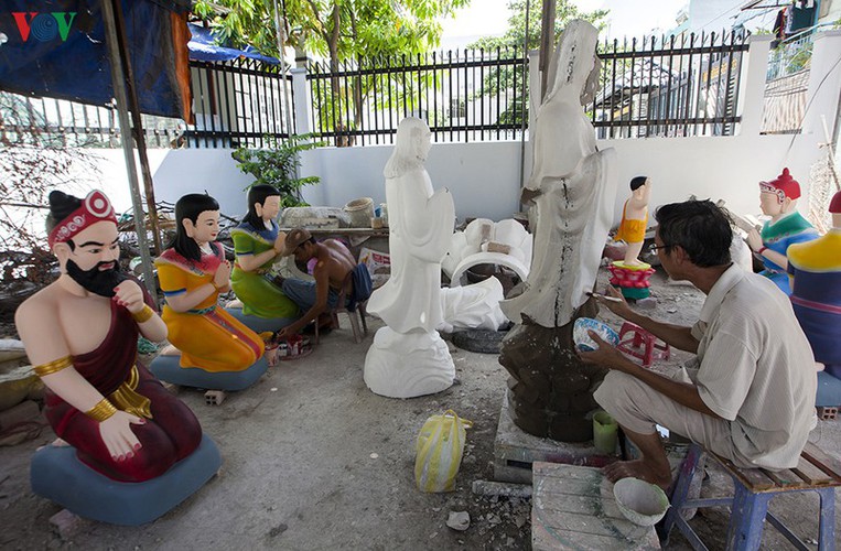 century-old craft village specialises in buddha statues in hcm city hinh 1