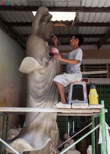 century-old craft village specialises in buddha statues in hcm city hinh 3