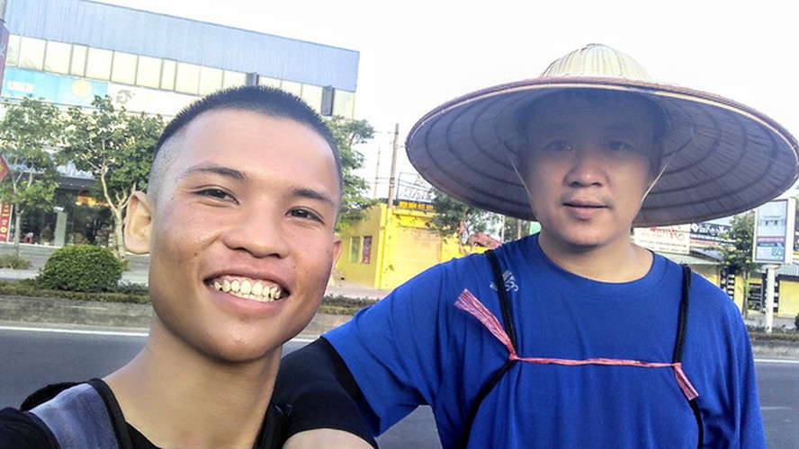 trans-vietnam walker raises vnd127 million for poor children hinh 11