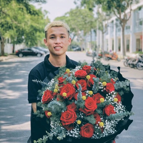 trans-vietnam walker raises vnd127 million for poor children hinh 2