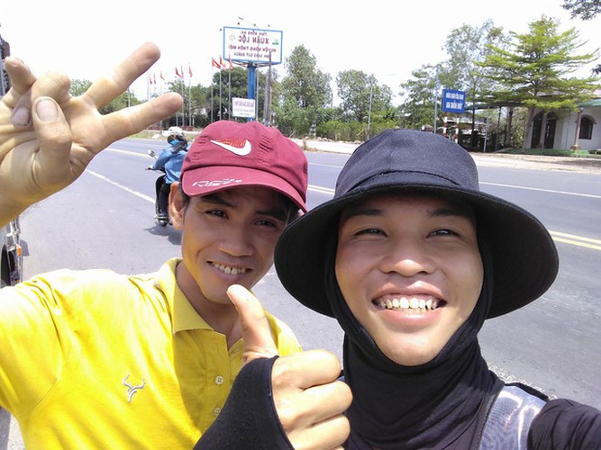 trans-vietnam walker raises vnd127 million for poor children hinh 3