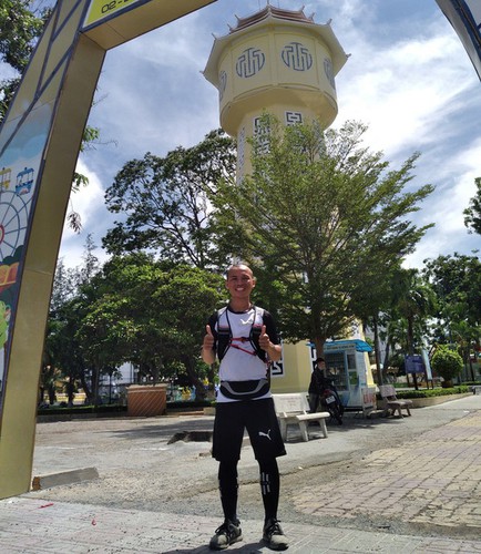 trans-vietnam walker raises vnd127 million for poor children hinh 5