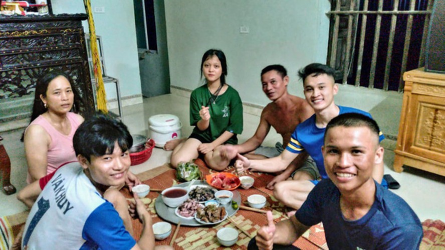 trans-vietnam walker raises vnd127 million for poor children hinh 7