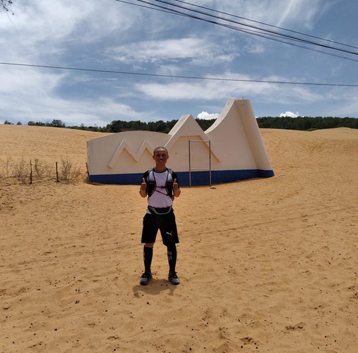 trans-vietnam walker raises vnd127 million for poor children hinh 9