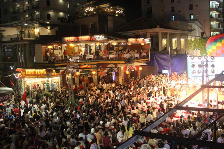 hue at night offers unforgettable experience for travelers hinh 1