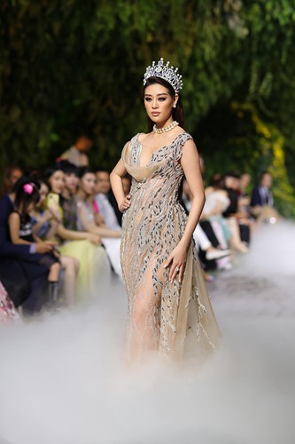 beauty queens gather for fashion show by designer hoang hai hinh 3