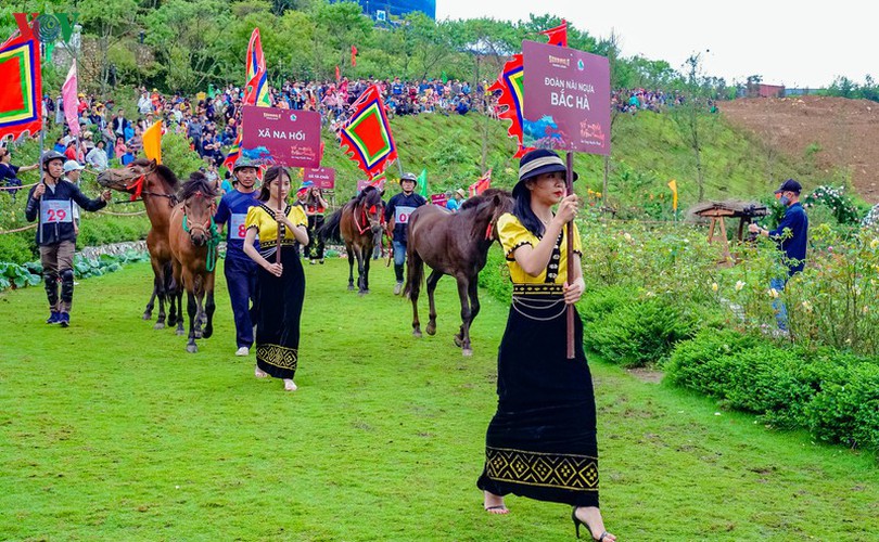 crowds in sa pa thrilled by local horse race hinh 7