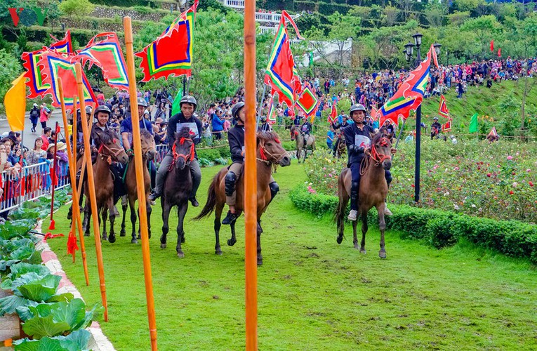 crowds in sa pa thrilled by local horse race hinh 8