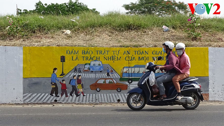 fascinating murals on show in hanoi hinh 4