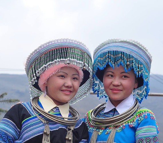 colourful headdresses of ethnic girls in mountainous region hinh 2