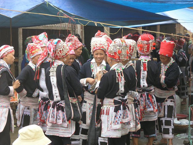 colourful headdresses of ethnic girls in mountainous region hinh 4