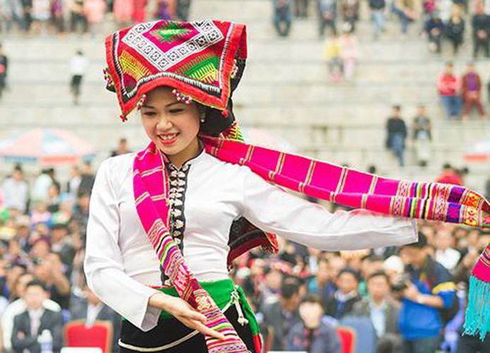 colourful headdresses of ethnic girls in mountainous region hinh 9