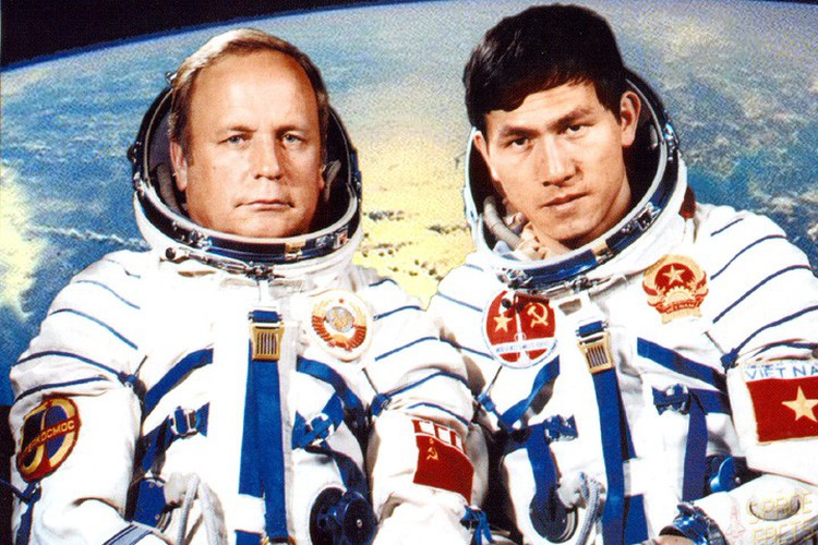 memorable images showcase local astronaut in space hinh 1