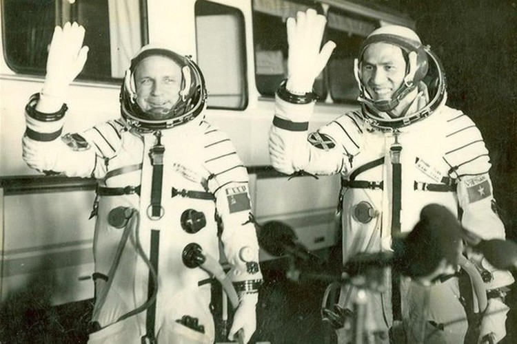 memorable images showcase local astronaut in space hinh 3