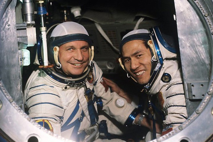 memorable images showcase local astronaut in space hinh 5