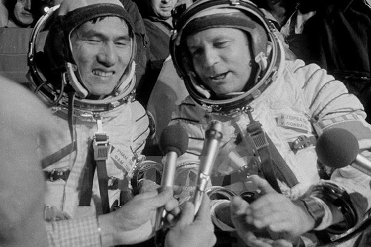 memorable images showcase local astronaut in space hinh 6