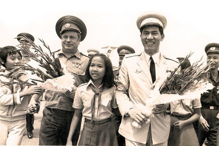 memorable images showcase local astronaut in space hinh 8