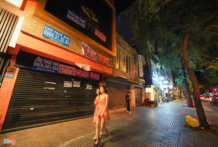 backpacker streets fall quiet amid post-covid-19 recovery period hinh 1