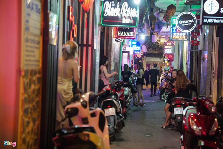 backpacker streets fall quiet amid post-covid-19 recovery period hinh 7