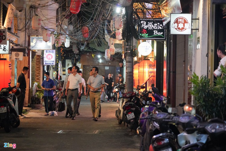 backpacker streets fall quiet amid post-covid-19 recovery period hinh 8