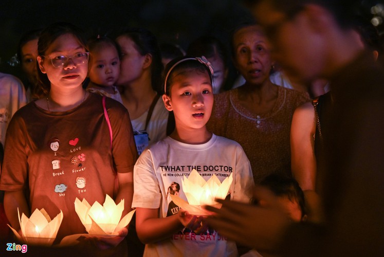 lotus-shaped lanterns form vietnamese map in tribute to fallen soldiers hinh 10