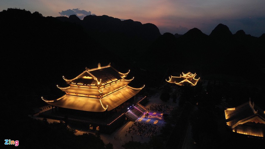 lotus-shaped lanterns form vietnamese map in tribute to fallen soldiers hinh 1