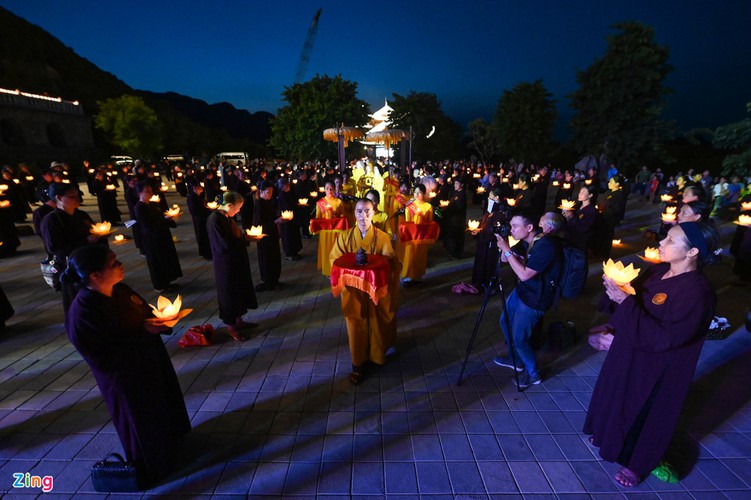 lotus-shaped lanterns form vietnamese map in tribute to fallen soldiers hinh 3
