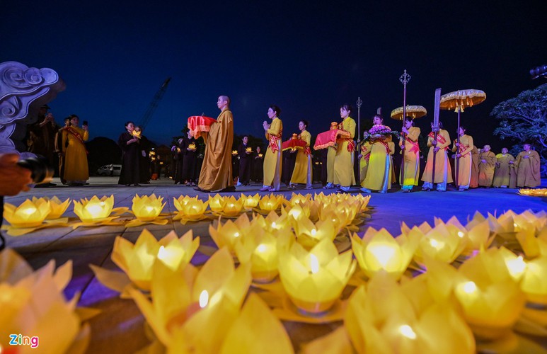 lotus-shaped lanterns form vietnamese map in tribute to fallen soldiers hinh 4