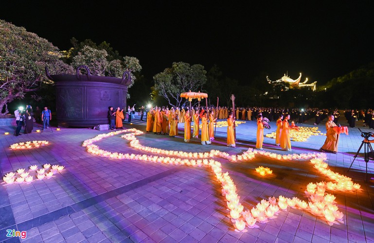 lotus-shaped lanterns form vietnamese map in tribute to fallen soldiers hinh 6