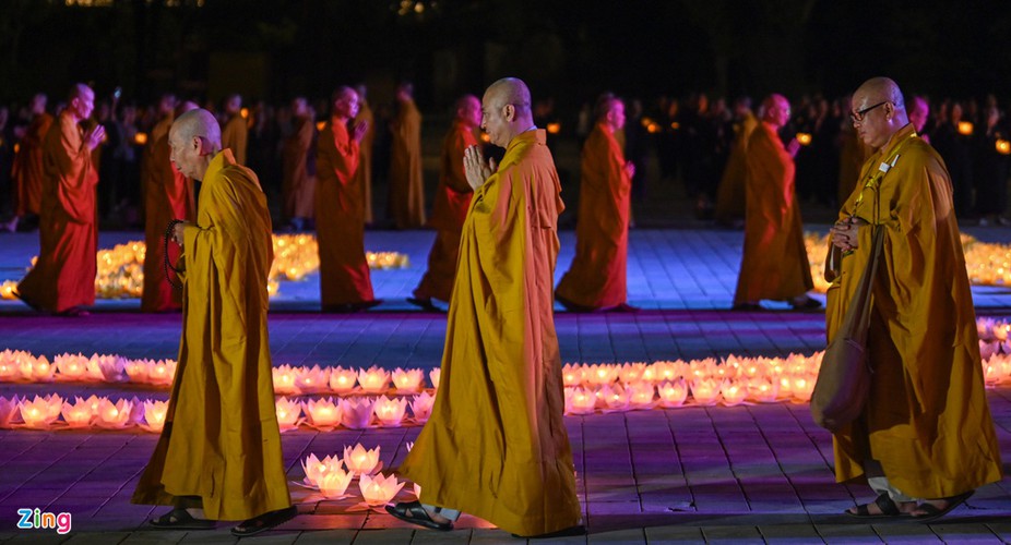 lotus-shaped lanterns form vietnamese map in tribute to fallen soldiers hinh 7