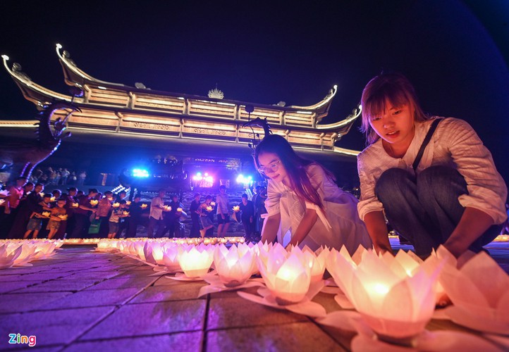 lotus-shaped lanterns form vietnamese map in tribute to fallen soldiers hinh 9