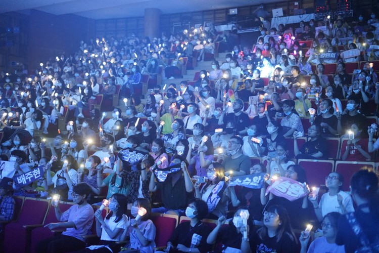 vietnamese youth thrilled by virtual k-pop show dream concert connect hinh 10