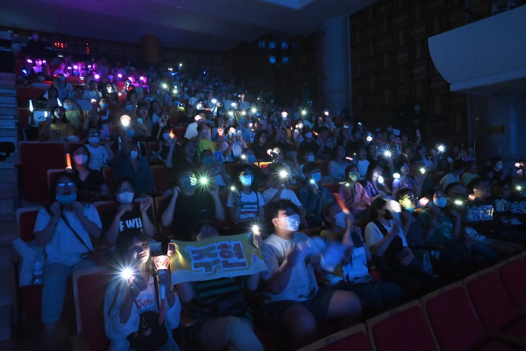 vietnamese youth thrilled by virtual k-pop show dream concert connect hinh 8
