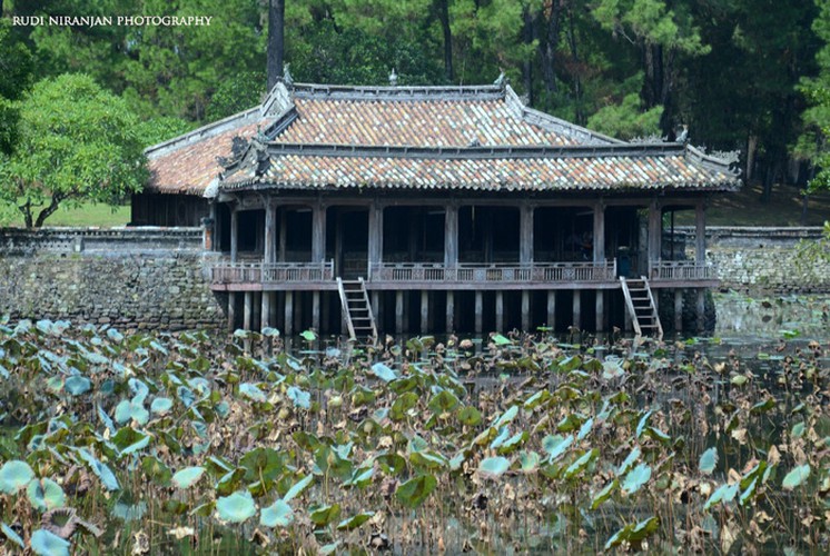 classical beauty of tu duc tomb as captured by foreigners hinh 2